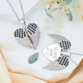 Zilverkleurige hartketting met openslaande vleugels en zwarte witte stenen - Vrije Vleugels Zwart Wit (XL1189) / Zilver