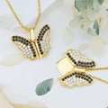 Gouden vlinderhanger ketting met zwarte en witte zirkoon op een fijne metalen schakelketting - Vlinder (XL1190) / Goud
