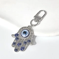 Silberner Hamsa Hand Schlüsselanhänger mit blauem Evil Eye und Strasssteinen - Silber Blaues Auge Strass Stil