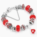 Vista macro de pulsera de plata con abalorios de cristal rojo y un colgante de corazón - 19cm / Rojo