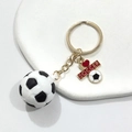 3D Fußball Schlüsselanhänger mit rotem Herz Anhänger und goldenem Metallring - 3D Fußball Mit I Love Soccer Schild
