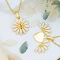 Madeliefje medaillon ketting met witte emaille blaadjes en verborgen gouden hartje - Madeliefje Hart (XL1693) / Goud