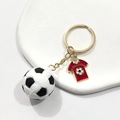 3D Fußball Schlüsselanhänger mit rotem Trikot-Anhänger und goldenem Ring - 3D Fußball Mit Sporttrikot