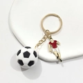 3D Fußball Schlüsselanhänger mit Mini-Ball und rotem Trikot-Spieler Anhänger - 3D Fußball Mit Sportlerfigur
