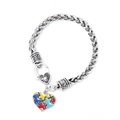 Détail du bracelet autisme avec breloque cœur puzzle coloré et chaîne en métal argenté - Cœur Puzzle