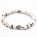 Vista detallada de pulsera de cuentas blancas con dije de cabeza de Buda plateado - Turquesa Blanca
