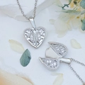 Zilveren hart vleugels ketting met zirkoonstenen getoond in open vleugel ontwerp - Hart (XL1828) / Zilver