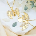Gouden hart vleugel hanger ketting met witte zirkonen op witte steen en zijde - Hart Vleugel Medaillon (XL1835) / Goud