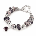 Pulsera de dijes plateada con cristales morados y colgante rojo sobre fondo blanco - 18+5cm / Púrpura
