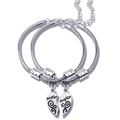 Dettaglio di bracciali in argento per madre e figlia con ciondoli a cuore e LOVE - Set Bracciale Madre Figlia (G1056)