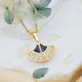 Gouden ginkgoblad ketting met zwart emaille en witte sprankelende zirkoon - Ginkgoblad (XL2073) / Goud