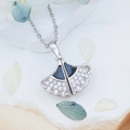 Elegante zilveren ginkgoblad halsketting hanger met zwart email en witte zirkoonstenen - Ginkgoblad (XL2073) / Zilver