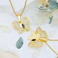 Gouden ketting met vlindervleugel hanger bezet met kristallen en zwarte edelsteen - Vlinder (XL2075) / Goud