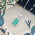 Silver necklace with rectangular emerald-cut green gemstone and white zircon halo pendant - Lips Chain (XL123) / Emerald Ice (Silver Tone)