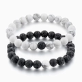 Vue détaillée des bracelets en pierre de lave noire et perles de marbre blanc avec élastique - Turquoise Blanche et Pierre de Lave