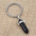 Vue détaillée du porte-clés prisme hexagonal en cristal noir poli sur toile de jute - Agate noire
