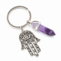 Porte-clés Main de Fatma avec prisme en cristal violet et œil protecteur sur fond blanc - Améthyste