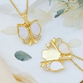 Elegante gouden vlinderketting met parelmoer inleg en schitterende zirkonen - Leuke Kleine Vlinder (XL2076) / Goud