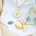 Gouden madeliefje ketting met hart hanger, wit emaille en een fijne elegante ketting - Zonnebloem (XL2087) / Goud
