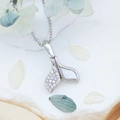 Elegante zilveren ketting met zeemeerminstaart met zirkonia en parelmoer afwerking - Visstaart (XL2253) / Zilver