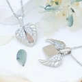 Zilveren hartketting met kristallen vleugels en medaillonfunctie op een stenen achtergrond - Verenvleugels (XL2891) / Zilver