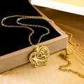 Goldene Herz-Halskette mit Mom-Gravur und schimmernden Kristallen an einer feinen Kette - MOMs Liebe (XL1515) / Gold