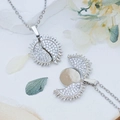 Zilveren zonnekracht ketting met zirkonia en een openend vleugelontwerp - Durian (XL2892) / Zilver
