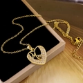 Goldene Herzkette mit Mom-Schriftzug und Pavé-Steinen auf schwarzem Samt-Display - Liebe Mama (XL1516) / Gold