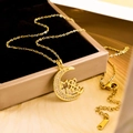 Goldene Mondsichel-Halskette mit MOM-Gravur und Kristallen zum Muttertag - Mond Mama (XL1517) / Gold