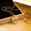 Goldene Herz-Halskette mit MOM Gravur und Kristallen auf einer Samt-Schmuckbox - Herz MOM (XL1519) / Gold