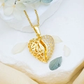 Gouden hartketting met uitgesneden patronen en pavé-kristallen op witte natuursteen - Hol Hart (XL3009) / Goud