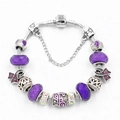 Armband mit violetten Kristallperlen und Schlangenkette mit silbernen Anhängern - 18cm / Lila