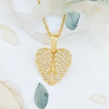 Elegante gouden hart hanger ketting met kristallen vleugels op witte stenen achtergrond - Vleugels (XL3982) / Goud