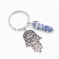 Porte-clés Main de Fatma avec pilier hexagonal en cristal bleu et breloque Mauvais Œil - Pierre à Points Bleus