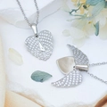 Zilveren hart vleugel ketting met zirkonia stenen op witte satijnen achtergrond - Vleugels (XL3982) / Zilver