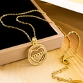 Goldene Edelstahlkette mit rundem 'Mom' Herzanhänger und Kristallakzenten - Runder Herz MOM (XL1522) / Gold