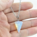 Minimalistische silberne O-Kette mit einem lichtdurchlässigen Opal-Dreieckskegel-Anhänger - Opal