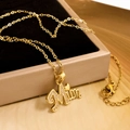 Goldene Mom Buchstabenkette mit Zirkonia-Pavé auf Schmuckschatulle zum Muttertag - MOM Buchstabe (XL1544) / Gold
