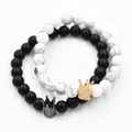 Détails rapprochés des bracelets de perles pour couples avec breloques couronne et pierres - Couronne Dorée