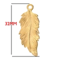 Gouden roestvrijstalen veer hanger voor DIY armbanden met een lengte van 32mm - Veervorm (BXG143)