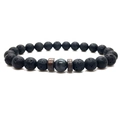 Détail macro de perles de lave noire de 8mm avec perle d'accent polie sur bracelet homme - Style Pierre de Lave et Labradorite Grise