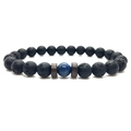 Détail de perles de lave noire 8mm avec une pierre bleue naturelle et entretoises en bois - Style Pierre de Lave et Lapis Bleu