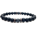 Vue macro détaillée du bracelet en perles de lave noire de 8 mm sur fond blanc - Style Pierre Mate Symétrique