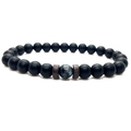 Détail d'un bracelet en perles noires mates avec pierre marbrée et anneaux en bois - Style Pierre Mate et Labradorite Grise