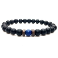 Gros plan de perles noires mates avec une pierre de lapis-lazuli bleue sur un bracelet - Style Pierre Mate et Lapis Bleu