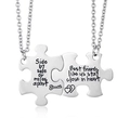 Dettaglio della collana a puzzle incastrata per migliori amiche in metallo argento - Collana