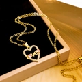 Goldene Herz-Halskette mit Love-Schriftzug und rosa Edelsteinen in einer Schmuckschatulle - Rosa Herz (XL732) / Gold