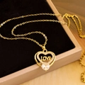 Goldene Herzkette mit LOVE-Gravur und rundem Kristall auf einer Schmuckbox - Doppelherz LOVE (XL734) / Gold