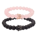 Detail von Paar-Armbändern mit matt-schwarzen und rosa Perlen und Kronen-Anhängern - Rosenquarz Roségold