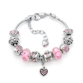 Bracelet à breloques cœur rose avec chaîne serpent argentée et perles sur fond blanc - Longueur de Chaîne 16cm